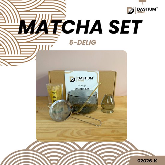 Vijfdelige matcha set met kom, klopper, zeef, lepeltje en houder, uitgestald op een houten ondergrond.