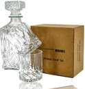Glazen karaf en twee glazen tumblers met diamantpatroon, naast een kartonnen doos met opschrift 'Whiskey Karaf Set'.