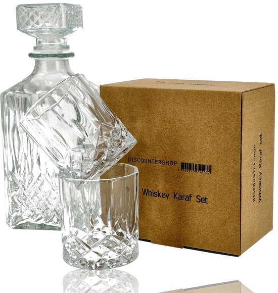 Glazen karaf en twee glazen tumblers met diamantpatroon, naast een kartonnen doos met opschrift 'Whiskey Karaf Set'.
