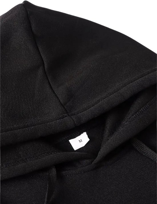 Close-up van de capuchon en het neklabel met maat M van een zwart joggingpak.