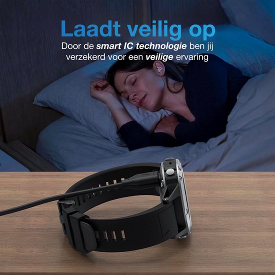 Zwarte smartwatch wordt opgeladen op een nachtkastje, "Laadt veilig op" staat er.