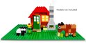 LEGO boerderij met rood huis, schoorsteen, schaap en bruine koe op groene bouwplaat. Tekst: 'Models not included'.
