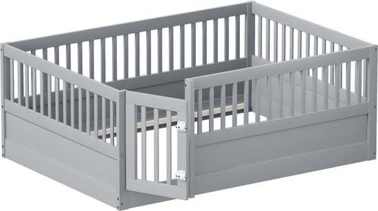Grijs houten kinderbedframe van 200 x 140 cm met hekken en een open deurtje.