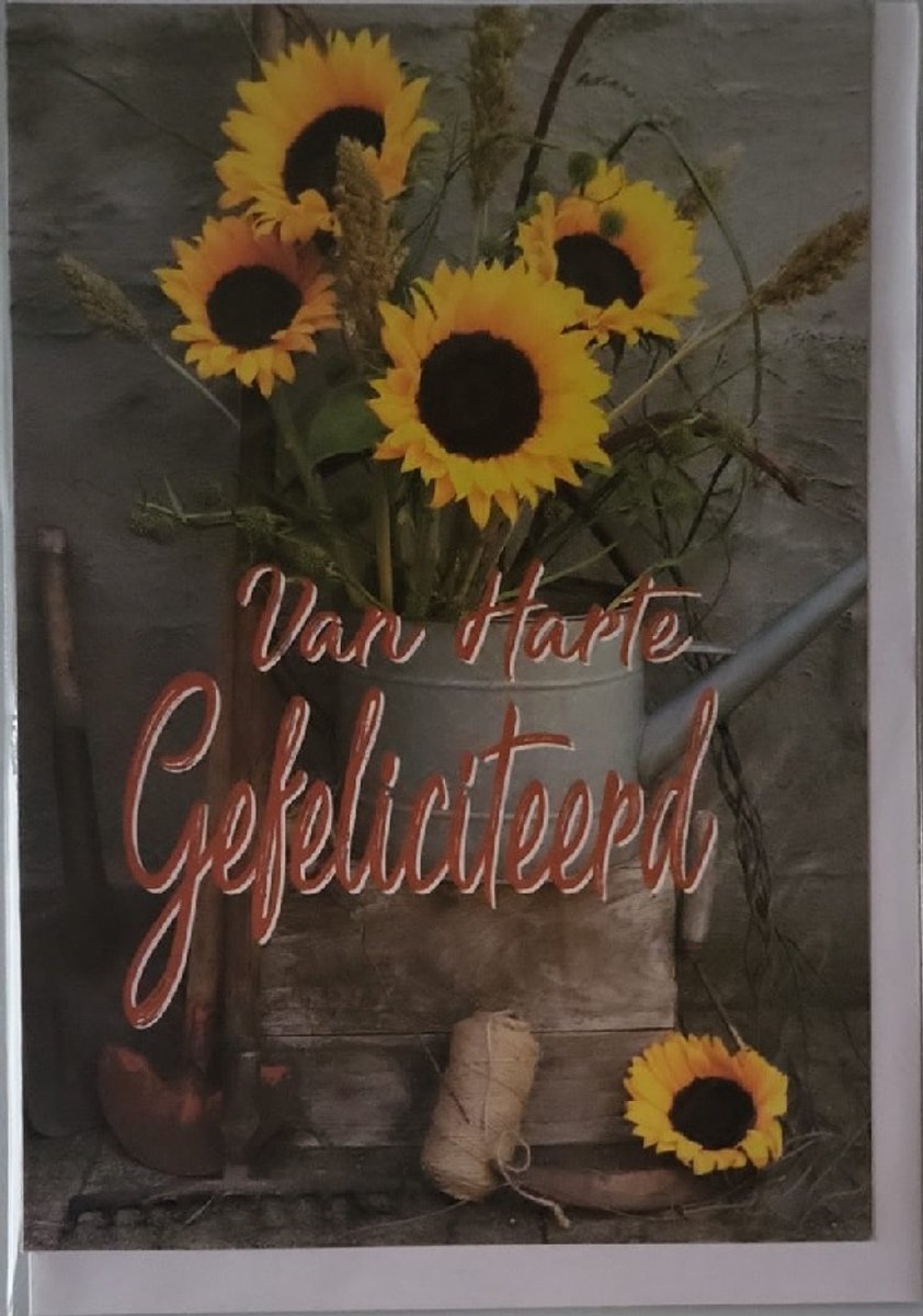 Van harte gefeliciteerd met je verjaardag! Een leuke kaart met een bos zonnebloemen in een gieter. Leuk om zo te geven of om bij een cadeau te voegen. Een dubbele wenskaart inclusief envelop en in folie verpakt.