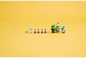 Een groene Lego-motor met een blauwe Yoshi, pionnen en een gele banaan op een gele achtergrond.