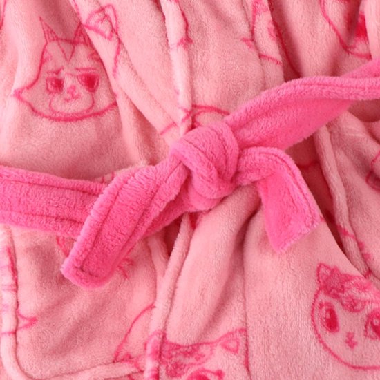 Detail van de roze badjas met kattenprint en de fuchsia roze ceintuur geknoopt.
