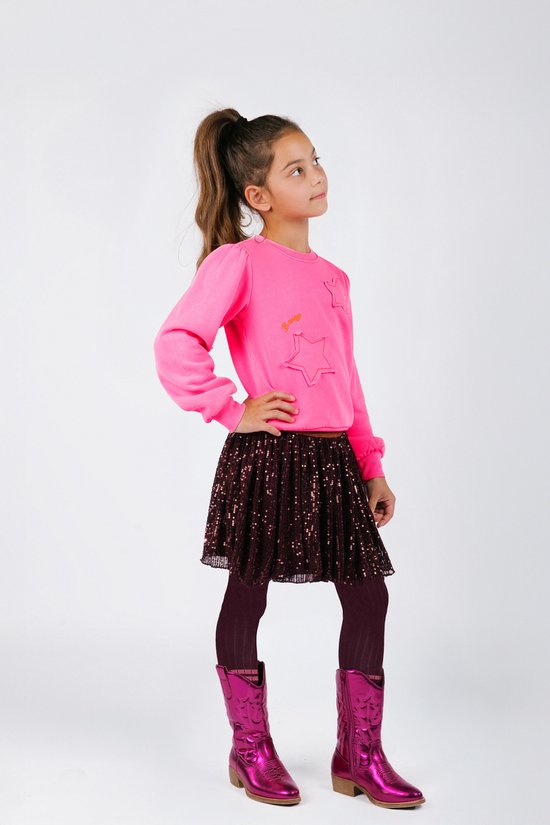 Meisje in roze glitter sweater, bordeauxrode pailletten rok, bordeauxrode panty en roze laarzen.