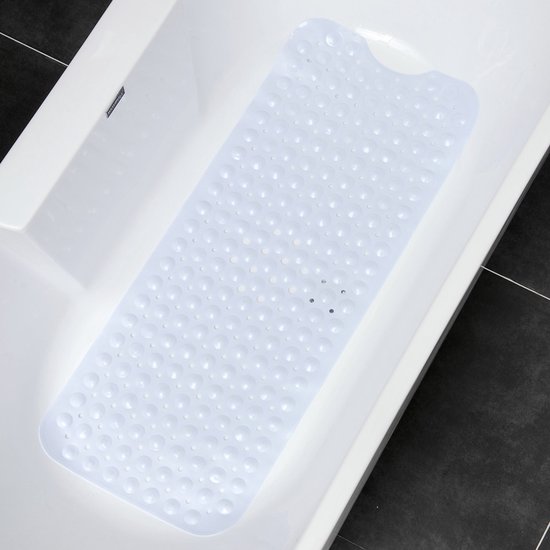 Witte antislip badmat met talloze ronde noppen in een ligbad.