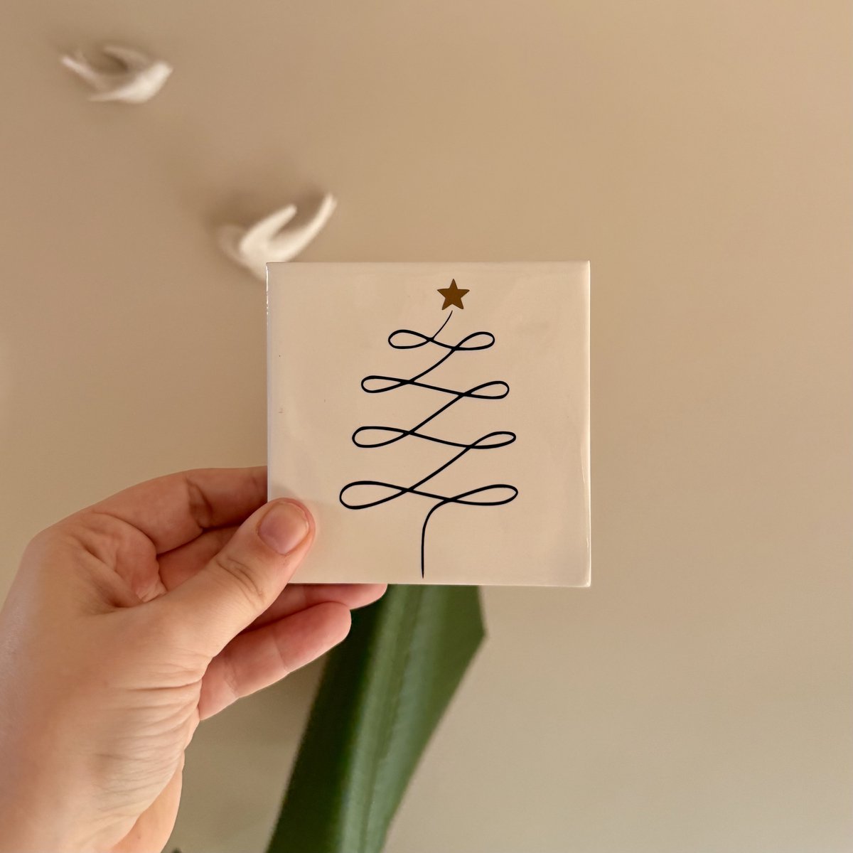 Wij & Blij - tegeltje - lijntekening - kerstboom - spreuktegeltje - beige - kerst- december - interieur -decoratie - verjaardag - afscheid - cadeau - kleinigheidje
