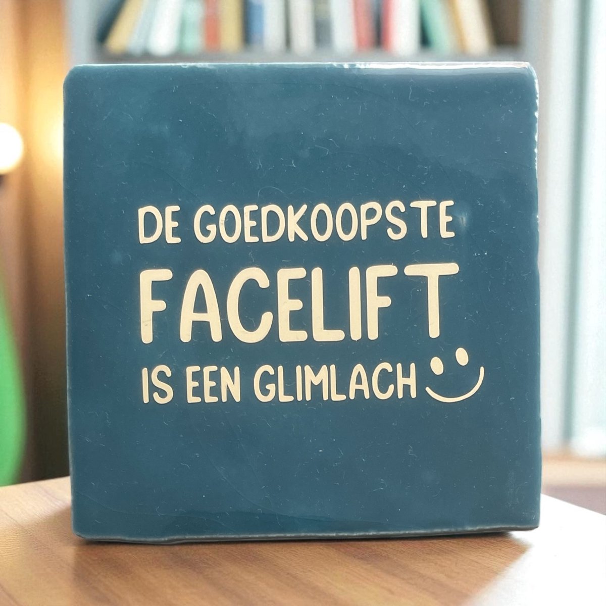 Hip Tegeltje met tekst-De Goedkoopste Facelift is een Glimlach-Blauw-Cadeau-Geschenk-Gift-Kado-Zomaar-Verjaardag-Sint-Kerst-Lief