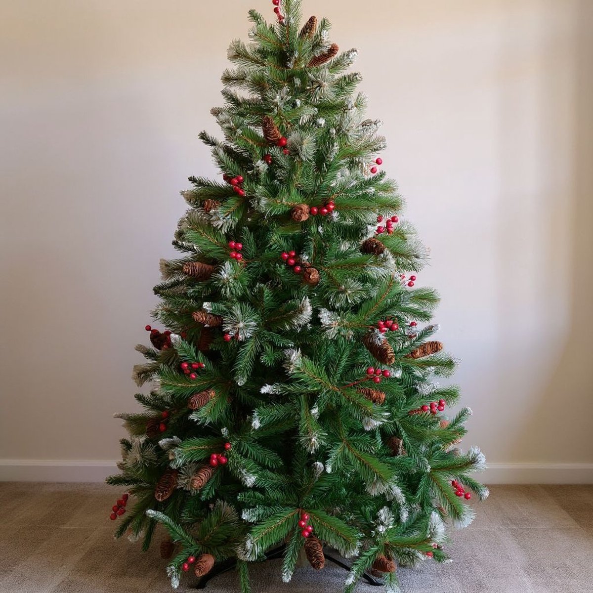 Premfy Deluxe Kunstkerstboom 210cm met 60 Echte Dennenappels en licht besneeuwde Takken - Mooi Volle Kunstkerstboom met 2150 Takken - Kerstboom - Spar - Zonder Verlichting - Frozen TIPS - Met versiering Dennenappels - Kerstboom Kunststof - Binnen