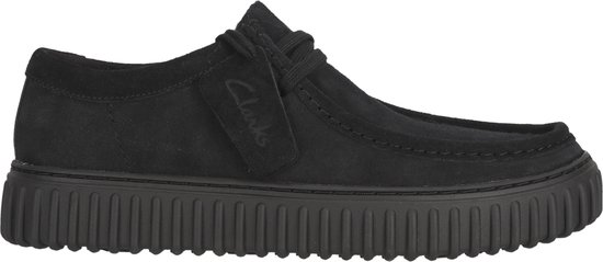 Zijaanzicht van zwarte suède Clarks Torhill Lo veterschoen met dikke zwarte zool en label.