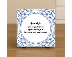 Spreuktegel - Delfts Blauw Tegeltje – Huwelijk – Grappig Cadeau Bruiloft of Jubileum - Trendy nu - Familie - Vriend(in) - Collega - Trouwen - Cadeau – Decoratief Tegeltje met Standaard – Cadeau Idee