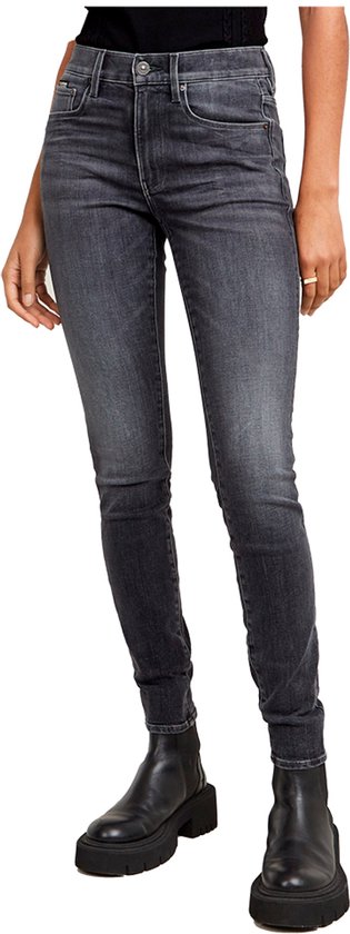 Model van voren gezien met een skinny jeans in verweerd zwart.