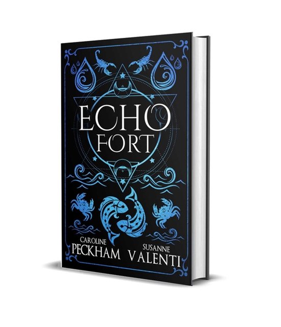 Boek kaft met de titel 'ECHO FORT'. Donkere achtergrond met blauwe astrologische symbolen, inclusief twee vissen en sterrenbeelden.