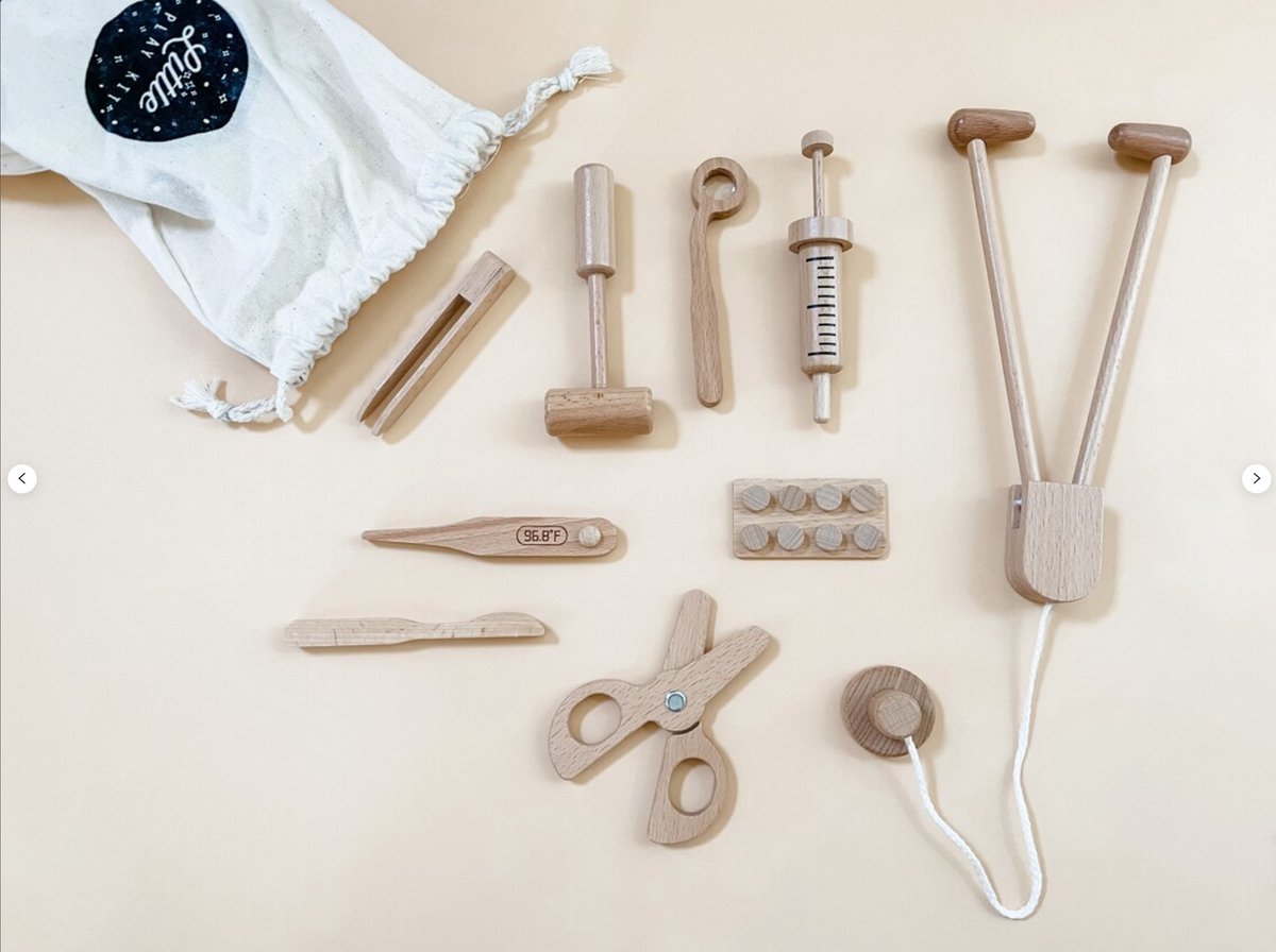 WoodyDoody Houten Dokterset Speelgoed - 9 delig HOOGWAARDIG Hard Hout Speelgoed Rollenspel met OPBERGZAK - Speelgoeddokterset - Gereedschap - Thermometer- Doktersset - Dokterskoffer - Speelgoed - Vanaf 1 jaar - Educatief Speelgoed - Ontwikkeling
