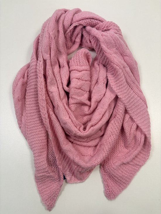 Roze gebreide driehoekssjaal met kabelpatroon, gedrapeerd.
