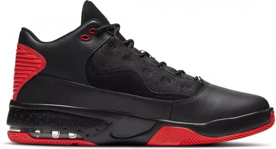 Zwart Jordan sneaker met rode hiel en zool, plus witte Jumpman-logo.