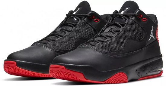 Paar zwarte Jordan sneakers met rode zolen en witte Jumpman-logo's.