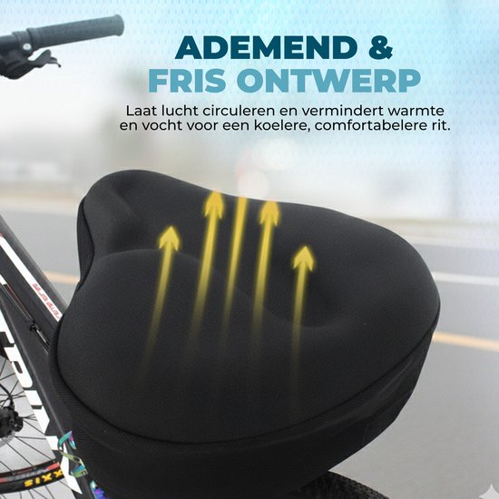 Zwarte fietszadelhoes met gele pijlen die luchtcirculatie aangeven, getoond op een fietszadel met regen op de achtergrond.