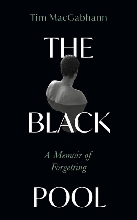 Livre "The Black Pool" de Tim MacGabhann, avec un homme dans l'eau noire.