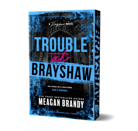 Livre "Trouble at Brayshaw" sur fond grunge bleu et noir d'un bâtiment. Titre en lettres bleues.