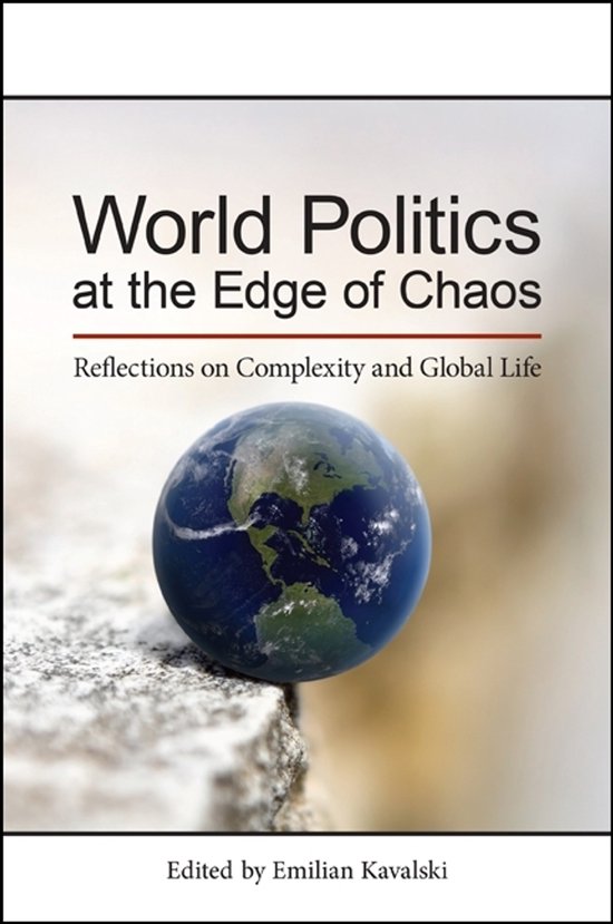 Livre 'World Politics at the Edge of Chaos' avec un globe terrestre sur un bord de falaise. Réflexions sur la complexité et la vie mondiale.