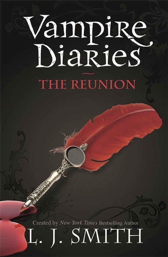 De kaft van het boek 'Vampire Diaries: The Reunion' toont een rode veer met een sierlijke houder en een zwarte steen, met de tekst 'Vampire Diaries The Reunion' en 'L.J. Smith'.