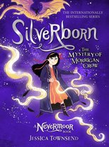 Boekomslag van Silverborn, deel 2 van De Mysterie van Morrigan Crow, met een meisje in een oranje jurk en een grijze jas, omringd door paarse magie en veren.
