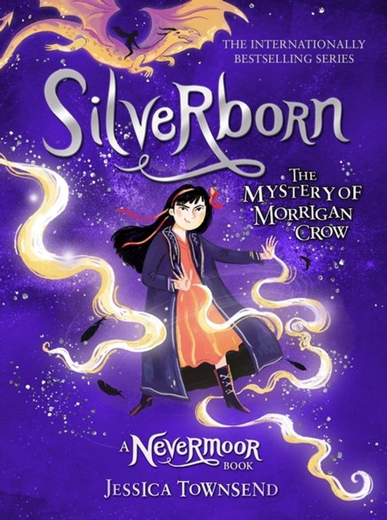 Boekomslag van Silverborn, deel 2 van De Mysterie van Morrigan Crow, met een meisje in een oranje jurk en een grijze jas, omringd door paarse magie en veren.