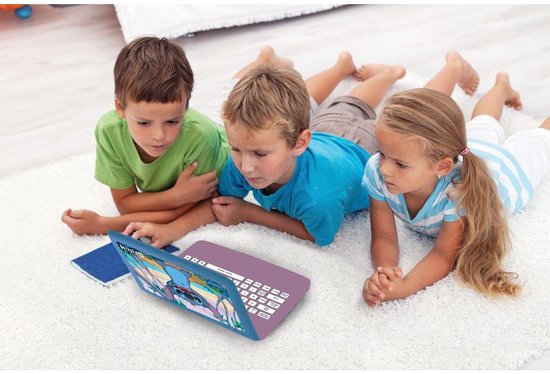Drie kinderen liggen op een wit kleed en kijken naar een roze laptop met Stitch erop.