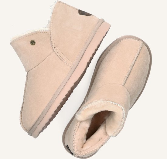 Lichtroze suède pantoffels met witte schapenvacht voering, van Warmbat.