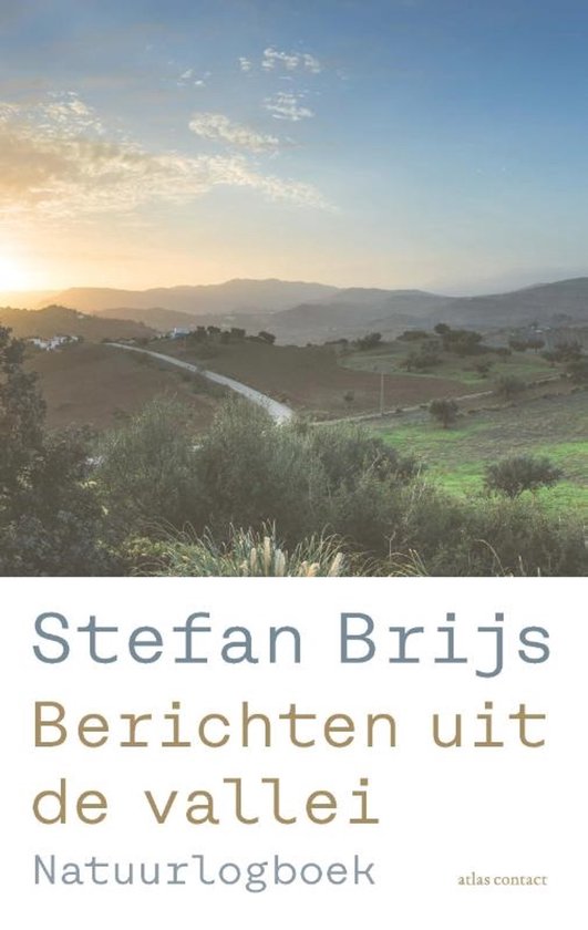 Boekomslag: Landschap van een vallei bij zonsondergang met de tekst 'Stefan Brijs Berichten uit de vallei Natuurlogboek'.