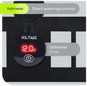 Close-up van de digitale voltmeter die rood 12.0V aangeeft.