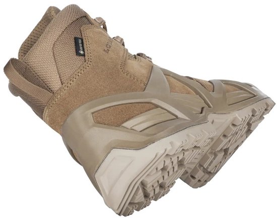 Een coyote-bruine Lowa mid-top wandelschoen, schuin van voren gezien, met Gore-Tex logo.
