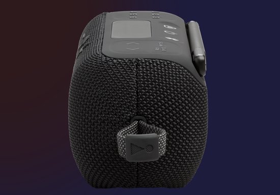 Zijaanzicht van de zwarte JBL Tuner 3 radio speaker op een tafel met kopjes.