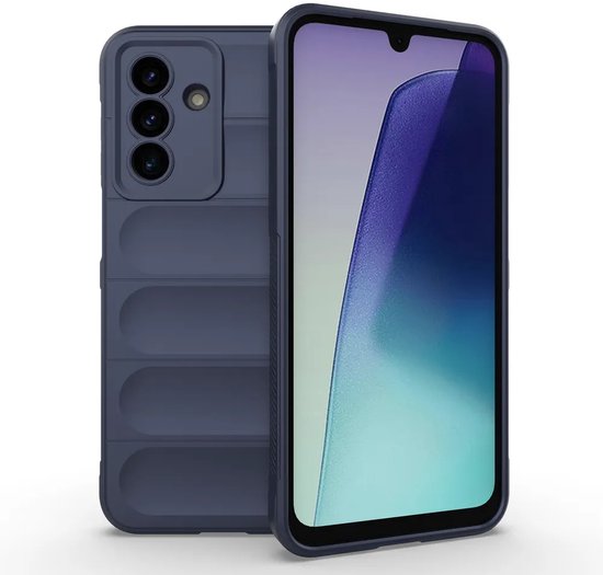 Donkerblauw hoesje met horizontale ribbels en drievoudige cameralensuitsparing naast een smartphone.