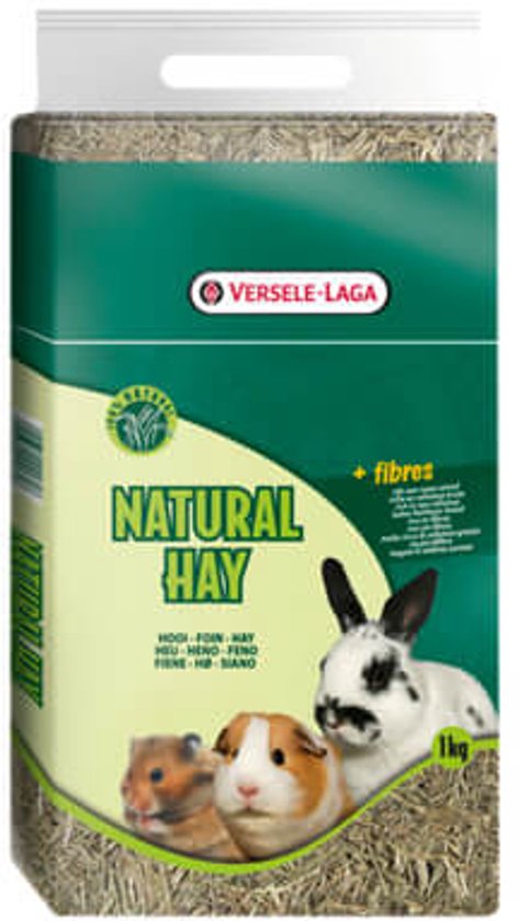 Versele-Laga Natural Hay bal met 1kg aanduiding. Het toont een konijn, cavia en hamster. Groen met gele accenten en de tekst "NATURAL HAY".