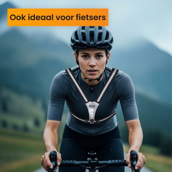 Vrouw fietst met grijs R2B hardloopvest met witte LED's en reflecterende strepen.