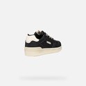 Achterkant van een zwarte Geox sneaker met beige zool en witte hiel.