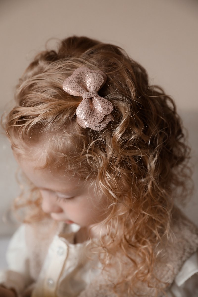 LittleLeather, Haarstrik - strik Polly, shiny rosé - 7,5cm - Knip - Clipjes - Haaraccessoires - Leder - Haarspeld - Haarclip - Peuter - Kleuter - Meisjes - Echt leer - Cadeau