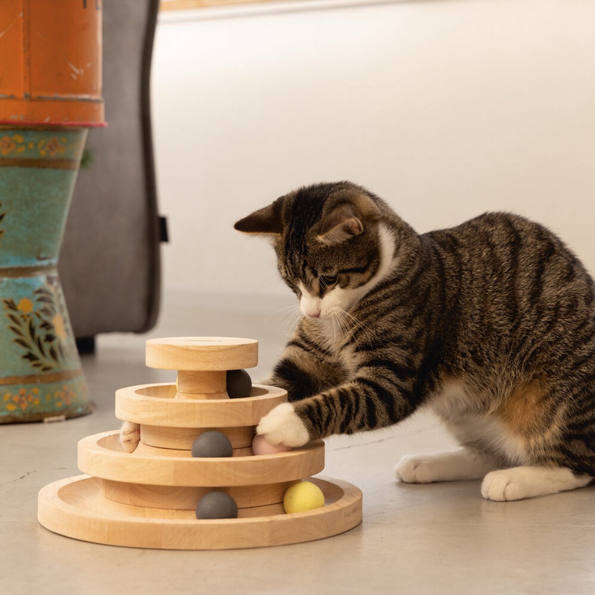 Designed by Lotte Speeltoren Mia - Kattenspeelgoed - Hout - Bruin - 26x26x14,5 cm — afbeelding 7