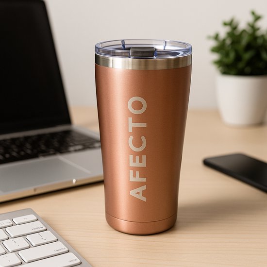 Koperkleurige koffiebeker met AFFECTO-logo op een bureau naast een laptop.