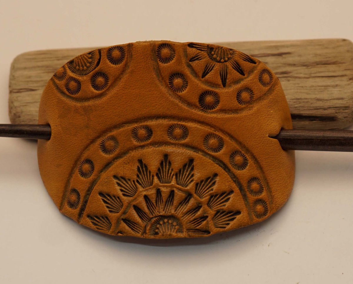 Leren beige haarspeld met 3 halve cirkels met sierwerk + houten haarstok - haarspeld met cirkels - haarspelden met siermotieven - lederen haarspeld ovaal - sierlijke ovaal beige haarspeld - dames haarspeld - prachtige haarspeld handgemaakt