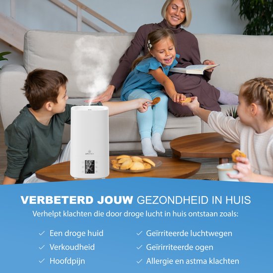 Witte Aironex luchtbevochtiger met display en stoom. Een gezin geniet op een bank van de voordelen van de luchtbevochtiger.