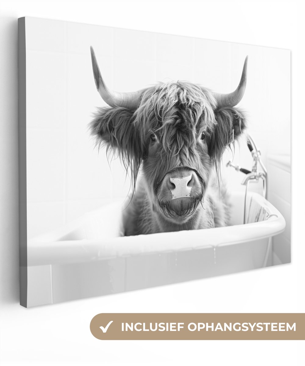 Canvas schilderij 40x30 cm - Wanddecoratie badkamer Schotse Hooglander - Koe - Bad - Zwart
