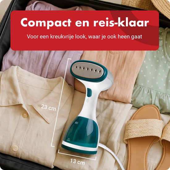 Witte en turquoise handstomer in een koffer met opgevouwen kleding. Tekst: "Compact en reis-klaar". Afmetingen 23 cm en 13 cm.