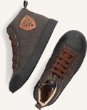 Paar donkerbruine veterboots met patches, van bovenaf gezien