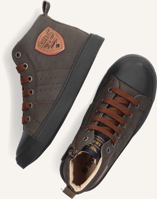 Paar donkerbruine veterboots met patches, van bovenaf gezien
