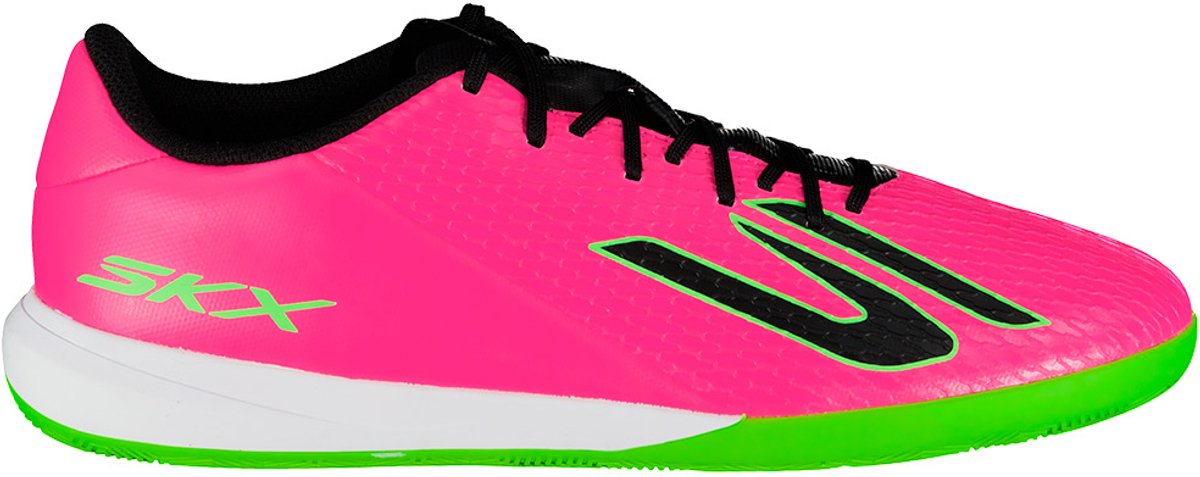 Skechers Club IC voetbalschoenen in felroze met zwarte en groene details, ontworpen voor comfort en balcontrole.